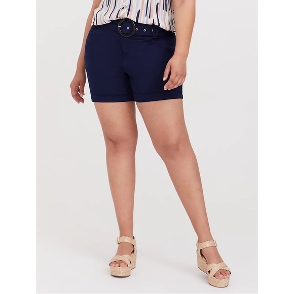 Torrid 5” Stretch Sateen Mid-Rise Belted Shorts in Peacoat Size 12 - Picture 1 of 10